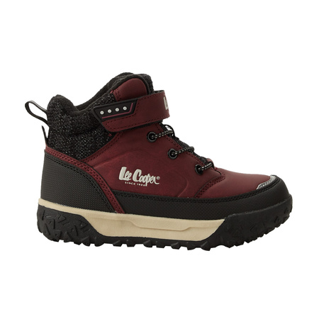 Lee Cooper ist ein burgunderroter Sportler, der sich für Flugzeuge entschieden hat