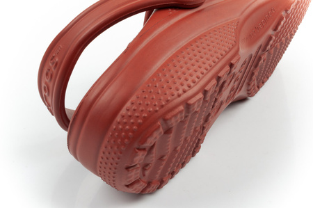 Die Crocs Classic Clog-Sandalen in Braun für Damen und Herren sind bequem und leicht.