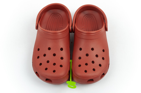 Die Crocs Classic Clog-Sandalen in Braun für Damen und Herren sind bequem und leicht.