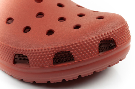 Die Crocs Classic Clog-Sandalen in Braun für Damen und Herren sind bequem und leicht.