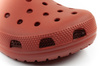 Die Crocs Classic Clog-Sandalen in Braun für Damen und Herren sind bequem und leicht.