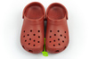Die Crocs Classic Clog-Sandalen in Braun für Damen und Herren sind bequem und leicht.